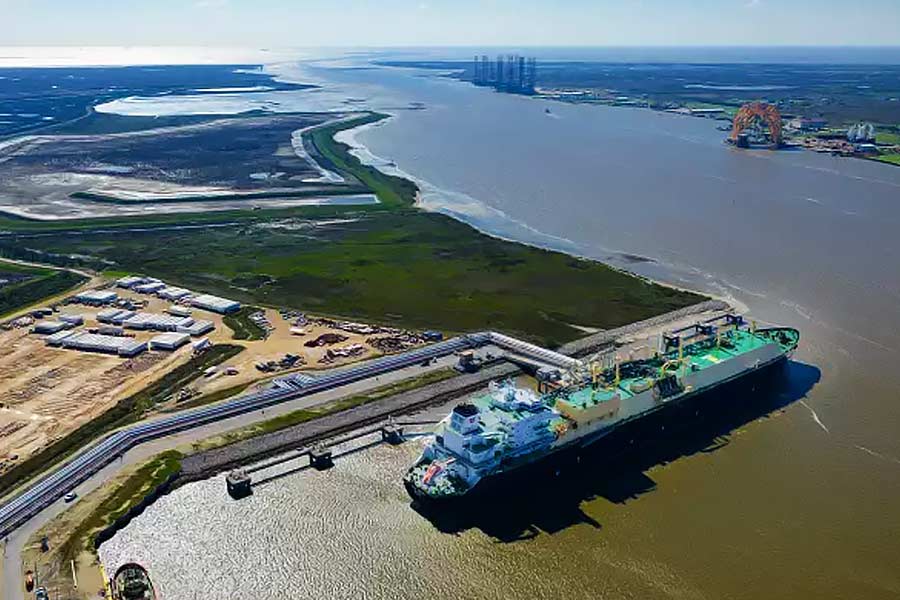 ২০১৭ সালে ‘এইচ-এনার্জি’ সংস্থা শুরু করেন দর্শন। সেই সংস্থার প্রকল্প হিসাবে মহারাষ্ট্রে ভারতের প্রথম ভাসমান তরল প্রাকৃতিক গ্যাসের পাইপলাইন তৈরি করেন। 