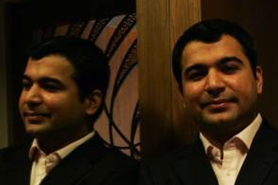 হায়দরাবাদের একটি অসরকারি সংস্থা ‘সিন্ধ ন্যাশনাল কলেজিয়েট বোর্ড’-এর উপদেষ্টা বোর্ডেও রয়েছেন ‌এই শিল্পপতি। এই সংস্থার অধীনে ১৭টি কলেজ রয়েছে।  