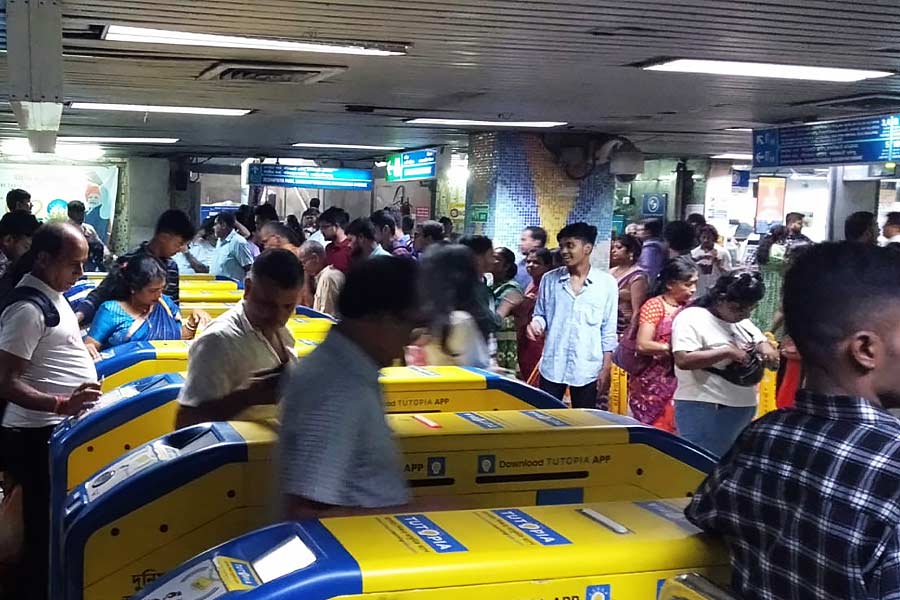 On Panchami, Thursday almost eight lacs passengers travel through Kokata Metro