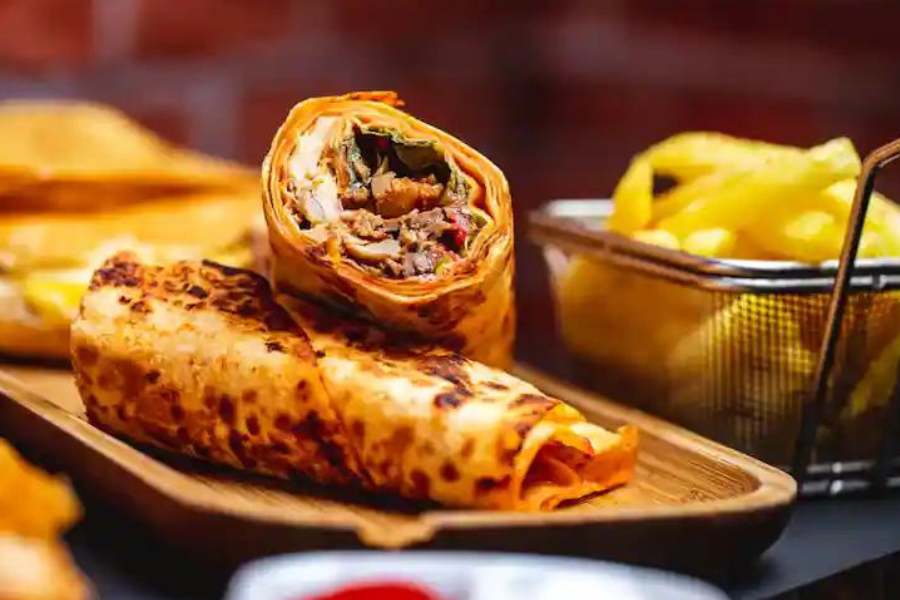 পুজোর বাজারে দামে কম অথচ পেট ভরা খাবার, টালা থেকে টালিগঞ্জ, গড়িয়াহাট থেকে শ্যামবাজার, উল্টোডাঙা থেকে গড়িয়া, সল্টলেক-নিউটাউন-রাজারহাট, গোটা শহরে চাইলেই সকাল থেকে মাঝরাত সবসময় মেলে, এমন মুখরোচক খাবার সম্ভবত একটিই আছে।