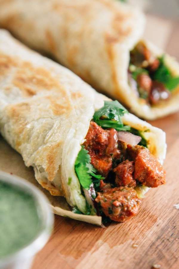 এগরোল। আর উৎসবের সময় যদি কলকাতার সেরা এগরোলের দোকানগুলোর সন্ধান আগেভাগে পাওয়া যায়, তাহলে তো কথাই নেই! এখানে রইল তারই সন্ধান। 