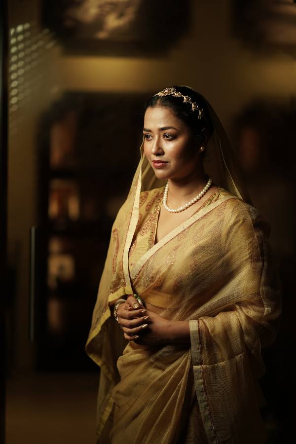 লাল সুতোর কারুকাজ করা নকশাদার সোনালি রঙের ব্লাউজ, আর স্বচ্ছ রেশমের শাড়ি, অষ্টমীর সাজে তিনি নজরকাড়া। এমন সাদামাঠা মিশেল তারকাদের পছন্দের থেকে একটু অন্য ধারার। তবে সোহিনী তাতেই অনন্যা। 