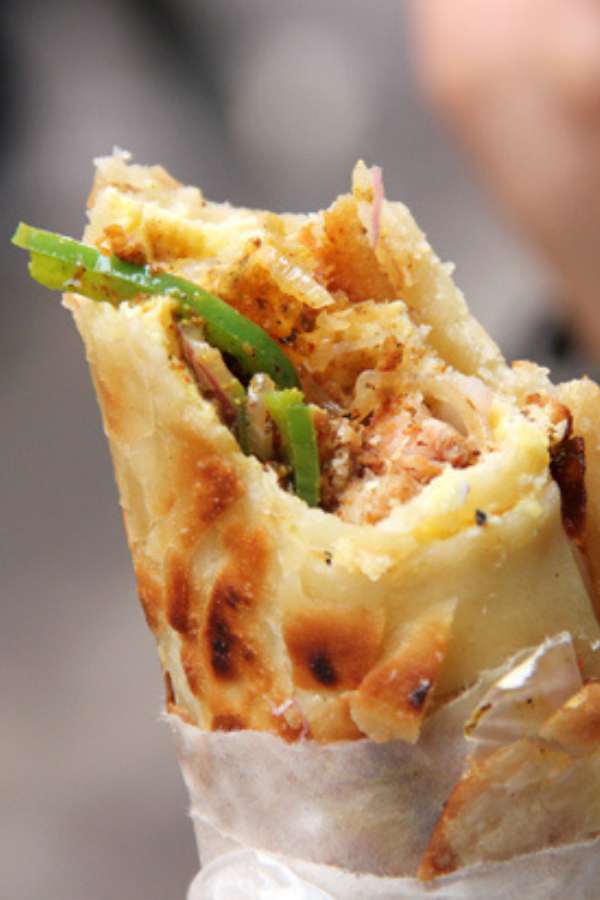 কুসুম রোল'স - এগরোল তো বটেই, কলকাতার অন্যতম এই 'ফাস্ট ফুড'-এর দোকানে এগ-চিকেন, এগ-মটন, এগ-পনির, এগ-চিজ, এগ-মেয়োনিজ এমনকি এগ-লিভার (চিকেন ও মটনের) মিলেজুলে নয়-নয় করে ১৮ রকমের বিভিন্ন রকমারি এগরোল পাবেন। দামও তেমন বেশি কিছু নয়। ৪০ টাকা থেকে সর্বোচ্চ ২২০ টাকার ভেতরে। কোথায় - পার্ক স্ট্রিট মেট্রো রেল স্টেশনের গায়ে। দোকান খোলা - সকাল ১১টা-রাত ১১টা। পুজোর ক'দিন মাঝ রাত পেরিয়েও খোলা থাকছে।