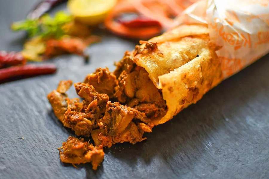  কার্কো হেরিটেজ - এরাও নামী কাটিরোলের দোকান। তাহলেও এদের ডাবল এগ-চিকেন রোল খেলে মুখে লেগে থাকে। দাম এক পিস ১১০ টাকা। সবমিলিয়ে এখানে ৭-৮ রকমের বিভিন্ন এগরোল পাবেন। দাম ৫৫-১১০ টাকা। কোথায় - ধর্মতলায় নিউ মার্কেটের ভিতরে। দোকান খোলা - সকাল ১০টা-রাত ১১টা।