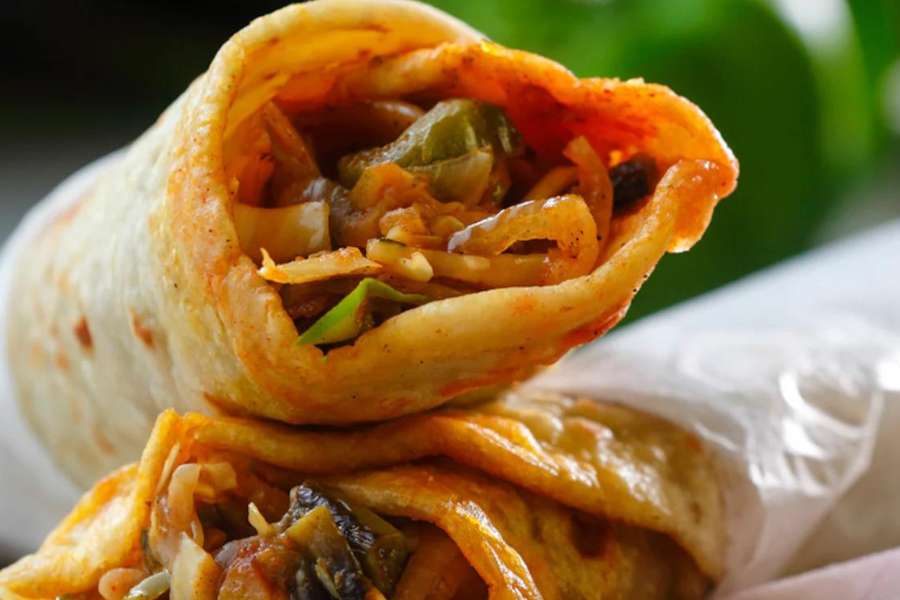  কার্কো হেরিটেজ - এরাও নামী কাটিরোলের দোকান। তাহলেও এদের ডাবল এগ-চিকেন রোল খেলে মুখে লেগে থাকে। দাম এক পিস ১১০ টাকা। সবমিলিয়ে এখানে ৭-৮ রকমের বিভিন্ন এগরোল পাবেন। দাম ৫৫-১১০ টাকা। কোথায় - ধর্মতলায় নিউ মার্কেটের ভিতরে। দোকান খোলা - সকাল ১০টা-রাত ১১টা।