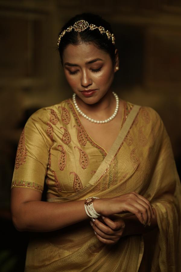 হাতে, কানে ও গলায় মুক্তোর সাজ। এক ছড়া মুক্তোর মালা ও ছোট্ট মুক্তোর দুল, তাতেই বাজিমাত অভিনেত্রীর। সাজকে আরেকটু চমকদার বানাতে সংগ্রহ থেকে বের করলেন প্রিয় মাথাপট্টি। হালফিলের ফ্যাশন দুনিয়ায় তাক লাগানো এই গয়নার ব্যবহারে সাজ সত্যিই পেয়েছে এক রাজকীয় মাত্রা। 