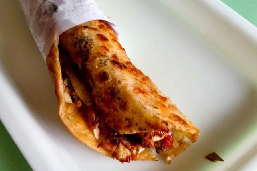  জিশান - এখানে আবার এগরোলের পাশাপাশি বোটিরোল-এর বিরাট জনপ্রিয়তা। পার্ক সার্কাসের দুর্গাঠাকুর দেখতে গিয়ে নিশানের এগ-মটন বোটিরোল খেতে ভুলবেন না। দাম এক পিস ৬০ টাকা। বস্তুত, এদের সব ধরনের এগরোলের দামি তুলনায় কম। ৩০ টাকা থেকে ৬০ টাকার ভেতর। সে কারণে সারা বছরই ভিড় লেগে থাকে দোকানে। পুজোর সময় স্বভাবতই যেটা কয়েক গুণ বেড়ে যাবে। তাই এখানে এগরোল খেতে গেলে হাতে বেশ সময় নিয়ে যাবেন।  কোথায় - পার্ক সার্কাসের কাছে সৈয়দ আমির আলি অ্যাভিনিউয়ে।  দোকান খোলা - সকাল ১০টা-রাত ১১টা। পুজোয় রাত ২টো পর্যন্ত খোলা।