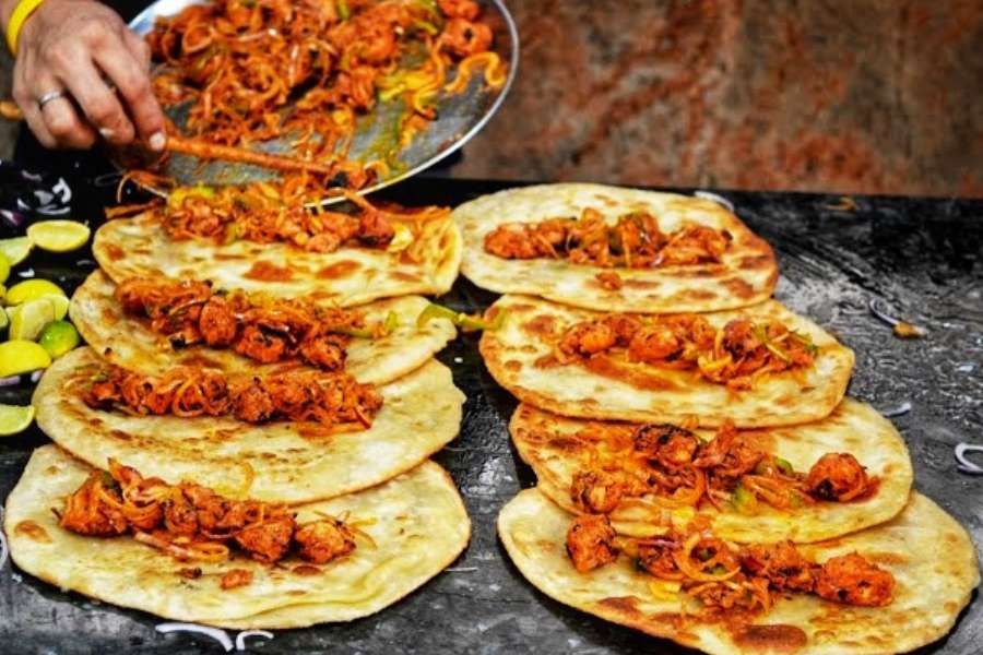 ক্যাম্পারি - গড়িয়াহাট অঞ্চলের অন্যতম সেরা এগরোলের দোকান। এঁদের এগ-চিকেন, এগ-মটন 'কম্বো' রোল খেতে যেমন ব্যাপক ভাল, দামেও তেমনই কম। সকাল ৮টা থেকে এখানে এগরোল পাবেন। দক্ষিণ কলকাতার অন্যতম অভিজাত বারোয়ারি দুর্গাপুজোর রাস্তাতেই দোকান বলে পুজোর সময় মাঝরাতেও খোলা পাবেন। ক্যাম্পারির স্পেশ্যাল এগ-চিকেন, স্পেশ্যাল মটন রোলের পাশাপাশি এগ-পনির রোল খেলেও তার স্বাদ মুখে লেগে থাকে। খানপাঁচেক বিভিন্ন ধরনের স্পেশ্যাল এগরোল এখানে পাওয়া গেলেও দাম ৫০ টাকা থেকে সর্বোচ্চ ১৮০ টাকার মধ্যে। কোথায় - গড়িয়াহাটের কাছে ডোভার লেনে। দোকান খোলা - সকাল ৮টা-রাত ৯টা। পুজোর সময় রাত ১২টা পর্যন্ত।