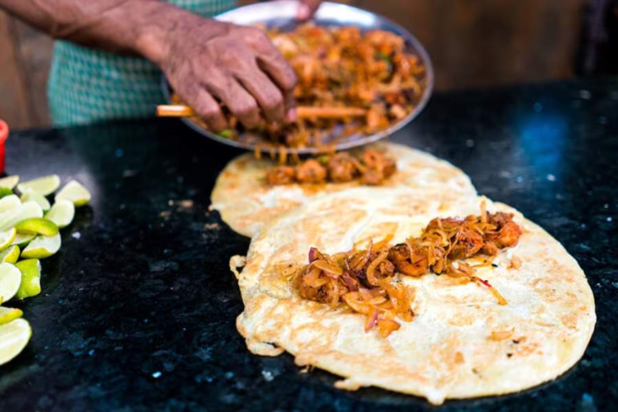 বেদুইন - গড়িয়াহাট তথা সম্ভবত দক্ষিণ কলকাতারই অন্যতম প্রাচীন তথা জনপ্রিয় এগরোলের দোকান। বর্তমানে বাড়তে বাড়তে এখানে শুধু এগরোলেরই ৯-১০ রকমের বিভিন্ন রকমারি রেসিপি খেতে পাবেন। তুলনায় দাম অবিশ্বাস্য রকমের কম! কোনও প্রকারের এগরোলের দামই একশো টাকার ওপরে নয়। সব চেয়ে কম সাধারণ এগরোল এক পিস ৩৫ টাকা। সর্বোচ্চ ৯০ টাকা। তার জন্য বছরভর প্রতিদিন ভিড় লেগে থাকে। পুজোর সময় তো কথাই নেই! বেদুইনের বিশেষত্ব হল এগ-ফিশ টিকিয়া রোল। খুব কম জায়গাতেই পাবেন।  কোথায় - গড়িয়াহাট ফ্লাইওভারের ধারে, গোলপার্কের দিকে। দোকান খোলা - সকাল ১১টা-রাত ১০টা। পুজোর সময় সকাল ১০টা থেকে মাঝরাত পেরিয়েও খোলা।