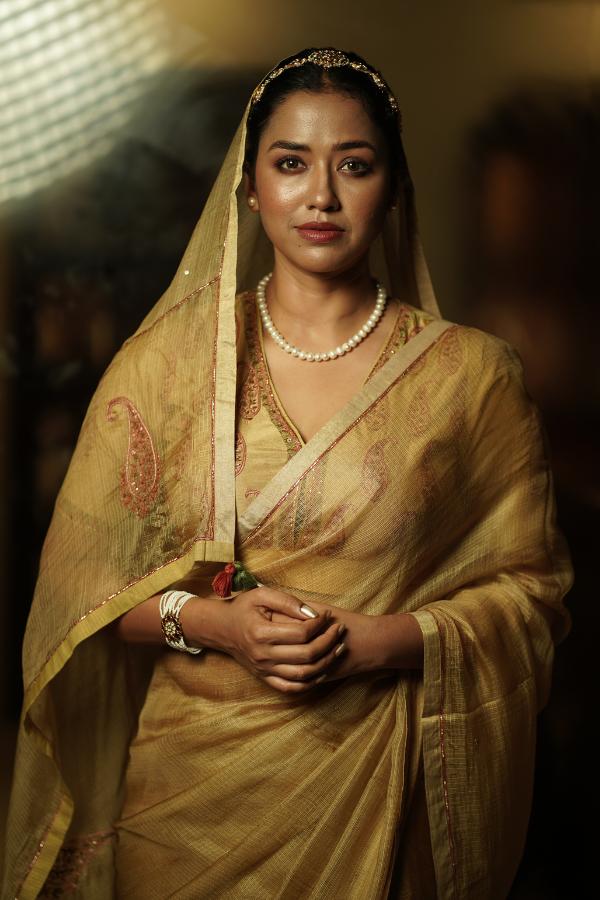 হালকা মুখের সাজ, মাথায় লম্বা আঁচল দিয়ে ঘোমটা টেনে দাঁড়ালেন তিনি। ক্যামেরার সামনে যতটা সাবলীল নিজের সাজের বিষয়েও ততটাই মনকাড়া ভাবনা তাঁর মাথায়।