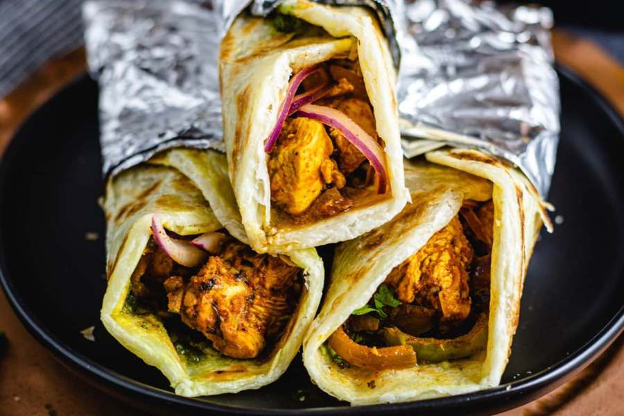  অনির'স - উত্তর কলকাতার নামী এগরোলের দোকান। সুস্বাদু, একই সঙ্গে দামে কম। যে কারণে অনির'স-এ সবসময় ভিড় লেগেই থাকে। পুজোয় যা স্বভাবতই কয়েক গুণ বাড়বে। এদের এগ-টিকিয়া রোলের স্বাদ দুর্ধর্ষ। একবার খেলে বারবার বাগবাজার ছুটতে ইচ্ছে করতে পারে খেতে। মোট হাফ ডজন বিভিন্ন ধরনের এগরোল এখানে পাওয়া যায়। সব প্রকারের এক পিস এগরোলের দাম একশো টাকার নীচে। কোথায় - বাগবাজারে শ্যামবাজার রোডের ওপর।