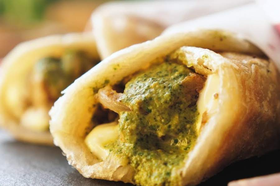 তৃপ্তি স্ন্যাকস বার -  এটিও উত্তর কলকাতার এক জিভে জল আনা 'এগরোল সেন্টার'। এদেরও দোকানে যত ধরনের রকমারি এগরোল পাওয়া যায়, কোনওটারই দাম একশো টাকার বেশি নয়। সব মিলিয়ে শুধু বিভিন্ন ধরনের এগরোলই তৃপ্তি-তে পাওয়া যায় ছ'রকমের। দাম ৪০-৮০ টাকার মধ্যে। এদের বিশেষত্ব এগরোলে কাবাবের উপস্থিতি। এখানে এগ-চিকেন কাবাব, এগ-মটন কাবাব, এগ-পনির কাবাব একবার খেলে ভুলতে পারবেন না সারাজীবন।  কোথায় - শ্যামবাজার পাঁচ মাথার মোড়ে। দোকান খোলা - সকাল ১২টা-রাত ১১টা। পুজোর সময় মাঝরাত পর্যন্ত খোলা।