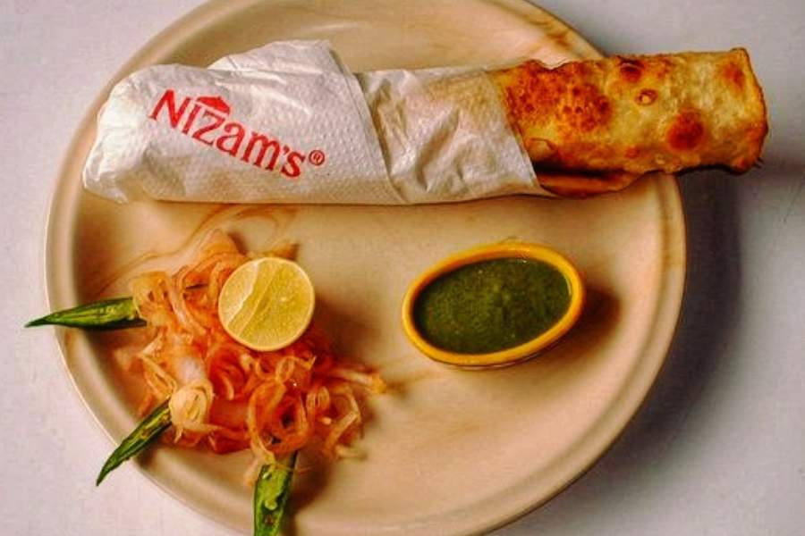  নিজাম'স - কাটিরোলের জন্য এরা বিখ্যাত। কলকাতার সম্ভবত প্রাচীনতম রোলের দোকান। ১৯৩০ সাল থেকে যাদের পথ চলার শুরু। কাটিরোলের জনক বলা যায় এদের। এগরোল তো দিনভর এখানে চাইলেই পাবেন, কিন্তু বেশি খাওয়ার চেষ্টা করে দেখুন এদের এগ-চিকেন কাটিরোল, ডাবল এগ-চিকেন কাটিরোল কিংবা এগ-মটন কাটিরোল, ডাবল এগ-মটন কাটিরোল। দাম ১০০ টাকা থেকে ১৯০ টাকার মধ্যে। এখানে আরেক ধরনের এগরোল পাওয়া যায়। দারুণ খেতে। এগ-আলুরোল। দাম এক পিস ৭০ টাকা। কোথায় - নিউ মার্কেট, ধর্মতলায়। দোকান খোলা - সকাল ৭টা থেকে রাত ১১টা। পুজোর সময়ে প্রায় সারা রাত খোলা।