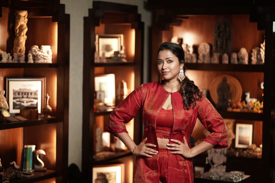 নবমীর রাত। সবাই বেশিরভাগ ক্ষেত্রেই বেছে নেন কালো বা গাঢ় রঙের কোনও পোশাক। কিন্তু তিনি সব সময় সাধারণের থেকে আলাদা সে পোশাকই হোক কী অভিনয়ের জন্য চরিত্র বেছে নেওয়া। এই বারেরও তার ব্যতিক্রম নেই, দেখেশুনে পছন্দ করলেন লাল কো-অর্ড সেট। 