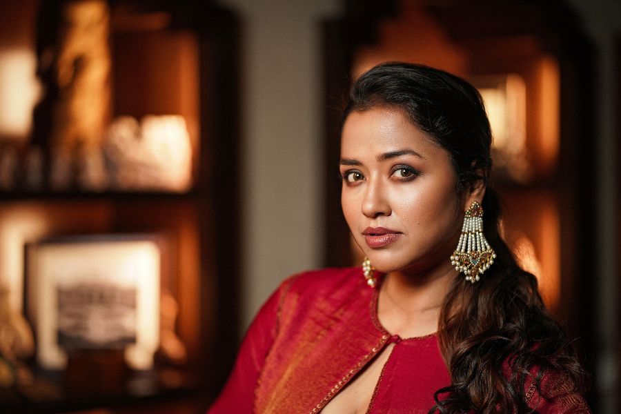 পিওর সিল্কের লাল কো-অর্ড সেট। সঙ্গে লাল জ্যাকেট। সাবেকি ভারতীয় সাজে এক অভিনব ছোঁয়া। স্টাইলিস্ট তোর্সা জানালেন, “অনেকেই শাড়ি পরতে স্বাচ্ছন্দ বোধ করেননা, তাঁদের জন্য চিরন্তন সাজের মধ্যেই এই ধরনের পোশাক আপনার পুজোর সাজে যোগ করতে পারে অন্য এক মাত্রা”। 