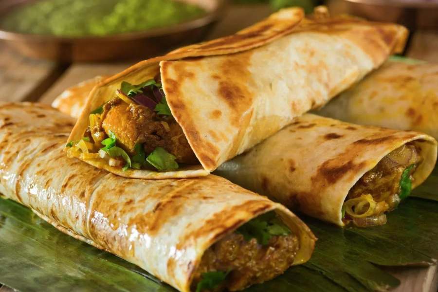 বর্ষা রেস্তোরাঁ -  শুধু এগরোলই এক ডজন বিভিন্ন ধরনের রকমারি স্বাদের পাওয়া যায় এখানে। দমদম অঞ্চলের নাগেরবাজার মোড়ে সবচেয়ে বিখ্যাত এগরোলের দোকান। ৩০ টাকা দামের সাধারণ এগরোল থেকে শুরু করে দেড়শো টাকা দামের এক পিস ডাবল এগ-ডবল মটন রোল-ও পাবেন বর্ষা-এ। কোথায় - দক্ষিণ দমদমে, যশোর রোডের ওপর, নাগেরবাজার বাস গুমটির কাছে। 