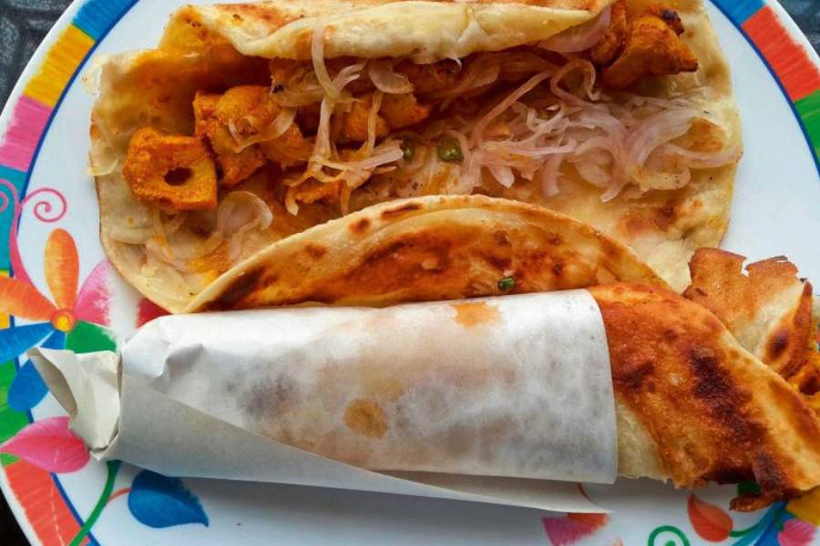 আমিনিয়া - গড়িয়া, বেহালা, বালিগঞ্জ, টালিগঞ্জ, ধর্মতলায় তালতলার কাছে, চাঁদনি চক, রাজারহাট, গোলপার্ক- সারা কলকাতা জুড়ে আমিনিয়া-র সব শাখায় এগরোলের দারুণ কাটতি। খেতে অত্যন্ত সুস্বাদু। এদের ৮ রকমের নানান ধরনের এগরোল হয়। এখানেও আপনি কাটিরোল পাবেন। এগ-চিকেন কাটিরোল এবং এগ-মটন কাটিরোল, দুই-ই। দামও তেমন আহামরি কিছু নয়‌। বস্তুত, এদের যেকোনও ধরনের এগরোল ৫০ টাকা থেকে ১৭০ টাকার ভেতরে, এক পিস। কোথায় - উত্তর, দক্ষিণ, পূর্ব কলকাতার নানা জায়গায় আমিনিয়া-র শাখা আছে। দোকান খোলা - সর্বত্র সকাল ১১টা-রাত ১০টা। পূজোর ক'দিন রাত ১২টা অবধি খোলা।