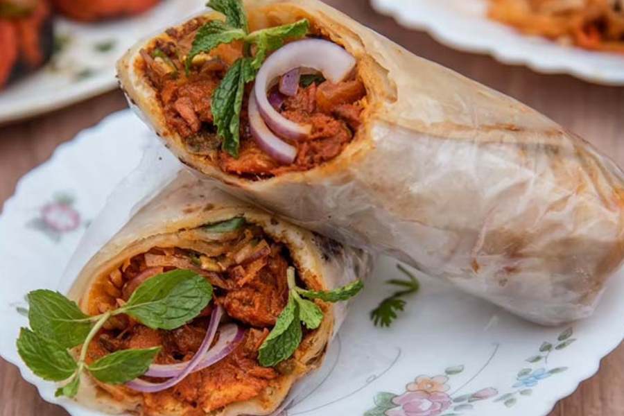  আরসালান - মোট ৮-৯ রকমের বিভিন্ন ধরনের এগরোল পাবেন এখানে। এদের এগ-ভেজিটেবল রোল এবং এগ-টিকিয়া রোল দারুণ জনপ্রিয়। এগ-টিকিয়া রোল ও ডাবল এগ-মটন রোল ছাড়া আর কোনও ধরনের এগরোলেরই দাম একশো টাকার অধিক নয় আরসালানে। যার জন্য ভিড়ও সবসময় লেগে থাকে।  কোথায় - পার্ক সার্কাস সেভেন পয়েন্টসের কাছে। এছাড়াও কলকাতায় এদের নানা দিকে নানা শাখা আছে।  দোকান খোলা - সকাল ১০টা-রাত ১০টা। পুজোর সময় মাঝরাত পর্যন্ত খোলা।