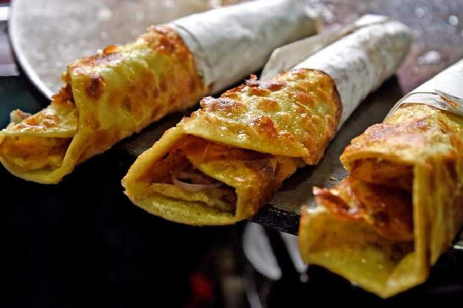 হট কাটি রোল - পার্ক স্ট্রিটের ওপর আরও একটি দারুণ জনপ্রিয় এগরোলের দোকান। শুধুমাত্র নানান রকমারি ও দুর্দান্ত সুস্বাদু এগরোলের 'ভ্যারাইটি'-ই এখানে খেতে পারবেন ১২ রকমের। দামও দারুণ কিছু বেশি নয়। সব ধরনের রোজগেরে মানুষের সাধ্যের মধ্যে। সাধারণ এগরোল যেমন এক পিস ৪০ টাকায় পাওয়া যায়, তেমনই এদের সর্বোচ্চ দামের এগরোল- ডাবল এগ-ডাবল মটন রোল ২২০ টাকা।  কোথায় - পার্ক স্ট্রিট। দোকান খোলা - দুপুর ১টা-রাত ১১টা। পুজোর সময় - বেলা ১২টা-রাত ১২টা।  এই প্রতিবেদনটি ‘আনন্দ উৎসব’ ফিচারের একটি অংশ।