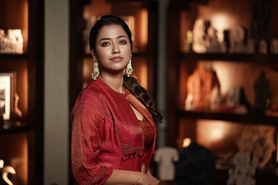 নবমীর রাতের হই হুল্লোড়ের জন্য সোহিনী তৈরি, তিনি অভিনব এই সাজে পুজোর সাজের নতুন আনন্দ। চোখে হালকা কাজলের সাজ, গাঢ় লাল রঙের সঙ্গে মানিয়ে মেকআপ, তিনিই আলোচনার মধ্যমণি। 