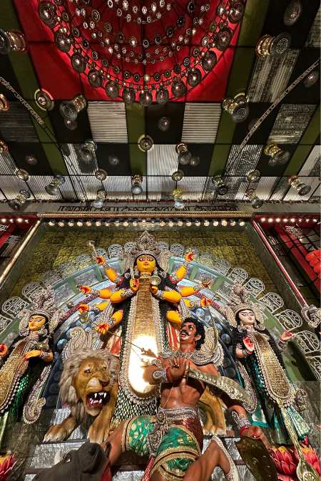 চর্যাপদ থেকে সমস্ত কালজয়ী গানের লাইন দিয়ে সেজে উঠেছে মণ্ডপ।  শুধু তাই নয় থিম পুজোর রমরমায় কিন্তু হারিয়ে যায়নি পরিবেশ বান্ধব দিকটি। সম্পূর্ণ লোহার সামগ্রীর উপরেই তৈরি হয়েছে মণ্ডপের কাঠামো। মণ্ডপ তৈরিতে ব্যবহৃত বাকি সামগ্রীও পরিবেশ বান্ধব। মাতৃ মূর্তি সাবেকি হলেও তাতে রয়েছে থিমের ছোঁয়া। অর্থাৎ এ যেন সাবেকি আর থিম পুজোর মিলন ক্ষেত্র। 