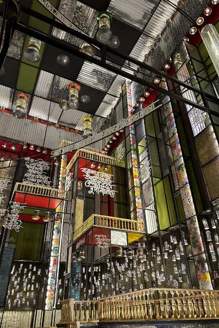 পুজোর সম্পাদক সপ্তর্ষি বসুর কথায়, ‘‘সময়ের সঙ্গে আমাদের পুজোও এখন অনেক বড়্র হয়েছে। এখন কর্পোরেটের যুগ। কিন্তু তাঁর মধ্যেও আমরা প্রতি বছর নিষ্ঠা ভরে মা দুর্গার আরাধনা করে এসেছি। এখন আমরা থিম পুজো করলে তাতে পুজোর মূল দিক অবহেলিত হয় না। বিসর্জনের শোভাযাত্রায় তিন থেকে আশি সবাই ধুতি পাঞ্জাবি অথবা মহিলারা লাল পাড় সাদা শাড়ি পরে এক সঙ্গে হাঁটেন। এই বছরে আমাদের পুজোকে কেন্দ্র করে বিশেষ ‘থিম সং’ তৈরি করা হয়েছে।’’