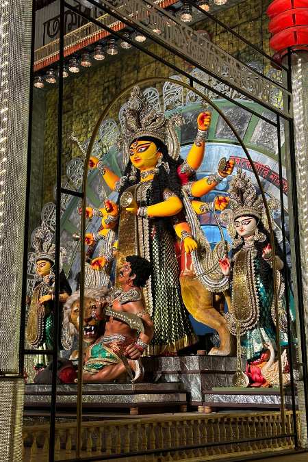 থিম: কথা বলি। থিম শিল্পী: বিমল সামন্ত।  প্রতিমা শিল্পী: সনাতন পাল।  এই প্রতিবেদনটি ‘আনন্দ উৎসব’ ফিচারের একটি অংশ।