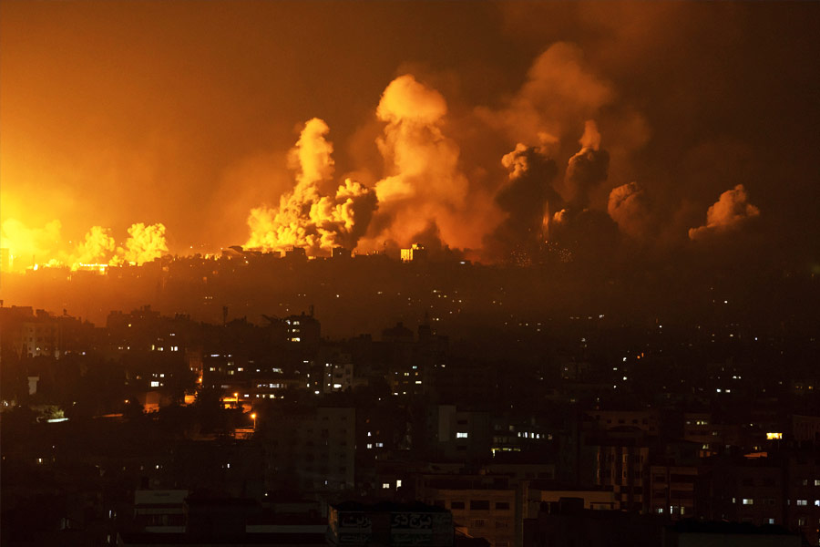 হামাস-ইজ়রায়েল চলতি সংঘাত কি এ বার গাজ়া ভূখণ্ড ছেড়ে ওয়েস্ট ব্যাঙ্কেও ছড়িয়ে পড়তে চলেছে? এমন জল্পনা ছড়িয়ে পড়ার কারণ বৃহস্পতিবার ওয়েস্ট ব্যাঙ্কের একটি প্যালেস্তিনীয় আশ্রয়শিবিরে আকাশপথে হামলা চালিয়েছে ইজ়রায়েলি সেনা।