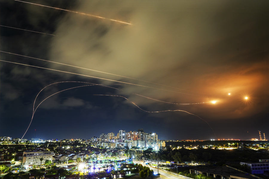 প্যালেস্তিনীয় প্রশাসনের তরফে দাবি করা হয়েছে যে, এই ঘটনায় ১২ জনের মৃত্যু হয়েছে। অনেকেরই আশঙ্কা, চলতি সংঘাতের তৃতীয় যুদ্ধক্ষেত্র হয়ে উঠতে চলেছে ওয়েস্ট ব্যাঙ্ক— ৭ অক্টোবরের পর প্যালেস্তাইনের যে অঞ্চল মোটের উপর শান্ত ছিল।