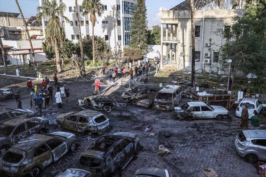 দু’জায়গাতেই প্যালেস্তিনীয়দের বাস হলেও নানা দিক থেকে বহু অমিল রয়েছে গাজ়া ভূখণ্ড এবং ওয়েস্ট ব্যাঙ্কের মধ্যে। ভূমধ্যসাগর তীরবর্তী গাজ়া সঙ্কীর্ণ একটি ভূখণ্ড হলেও তুলনায় ওয়েস্ট ব্যাঙ্ক অনেক বেশি চওড়া।