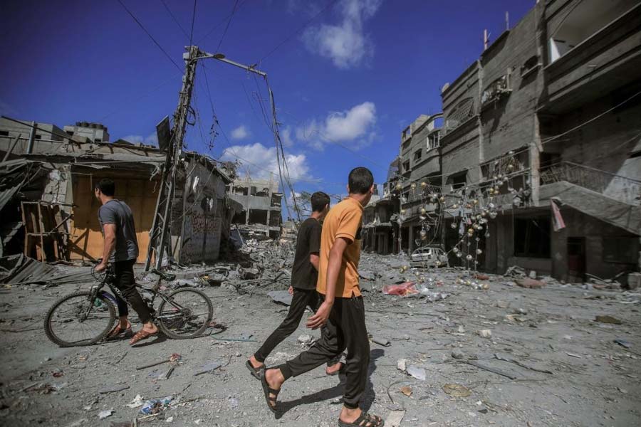 তবে এ ক্ষেত্রে ইজ়রায়েলের ভূমিকা নিয়েও বহু চর্চা জারি রয়েছে। কারণ, গাজ়াকে কব্জা করতে না পারলেও দীর্ঘ দিন ধরেই ওয়েস্ট ব্যাঙ্কে নিজেদের প্রভাব ধরে রেখেছে তেল আভিভ।