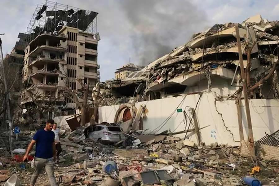 পশ্চিম এশিয়ার রাজনীতি নিয়ে যাঁরা কাজ করেন, তাঁদের একাংশ মনে করেন, আশির দশকে হামাস প্রতিষ্ঠিত হওয়ার পর ইজ়রায়েলের প্যালেস্তাইন নীতিতে বড় বদল আসে।