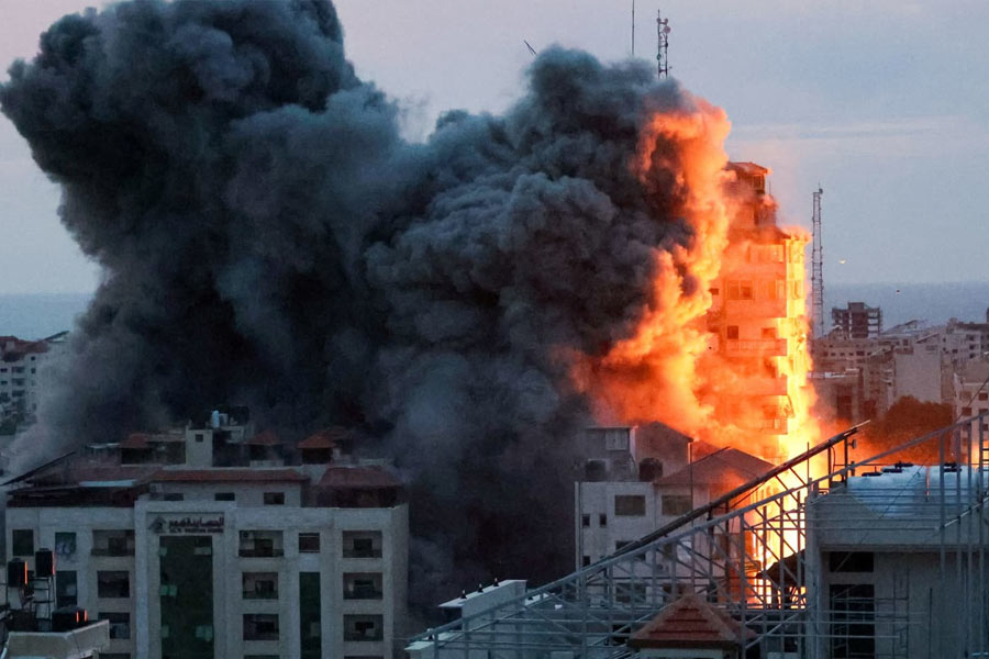 বিশেষজ্ঞদের মতে, এ ক্ষেত্রে ইহুদি-প্রধান দেশটির লক্ষ্য ছিল, ইজ়রায়েল বিরোধী দুই শক্তির ক্ষমতাকেই নির্দিষ্ট গণ্ডির মধ্যে বেঁধে রাখা। যদিও ২০০০ সালের পর ইয়াসের আরাফতের পিএলও এবং ইজ়রায়েলের মধ্যে শান্তি আলোচনা ব্যর্থ হতেই, প্যালেস্তিনীয়দের মধ্যে তুমুল জনপ্রিয়তা পেতে থাকে হামাস।