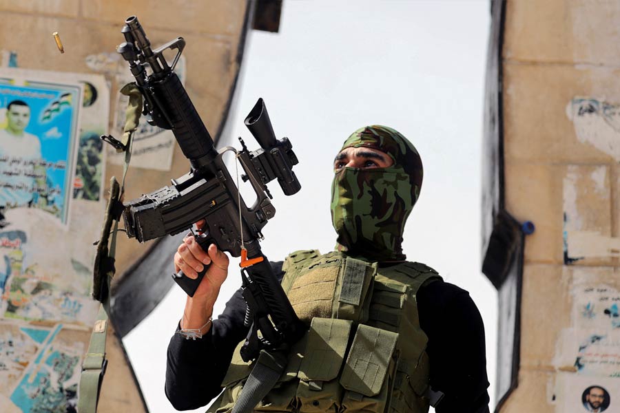 আব্বাস নিজে ইজ়রায়েলের সঙ্গে সম্পর্ক রক্ষার প্রশ্নে স্থিতাবস্থা বজায় রাখার পক্ষপাতী। কিন্তু ফাতাহ্‌র একাংশ মনে করছে, বর্তমান সঙ্কটের আবহে ইজ়রায়েলের নিয়ন্ত্রণ থেকে বেরিয়ে আসা উচিত ফাতাহ্‌র। তেল আভিভের সঙ্গে সম্পর্কের বিষয়টি নতুন করে মূল্যায়ন করার পক্ষপাতী এই অংশটি।