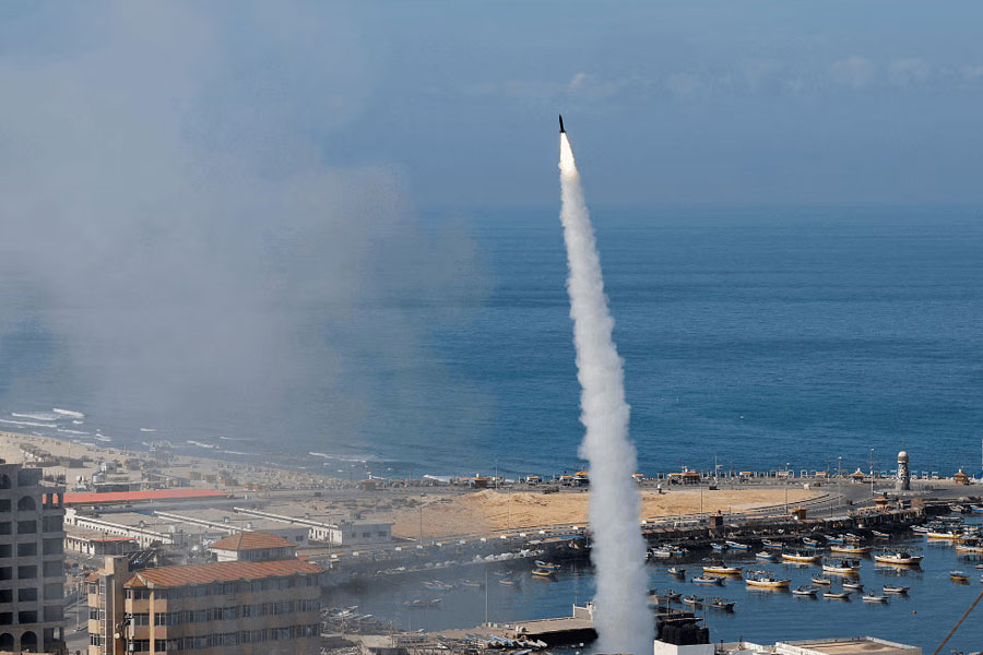 প্যালেস্তাইনের সঙ্গে যে সমস্ত দেশের কূটনৈতিক সম্পর্ক রয়েছে, তারা রামাল্লার সঙ্গেই যোগাযোগ রেখে চলে। আমেরিকা যেমন গাজ়ার হাসপাতালে হামলার পর আব্বাসের সঙ্গে কথা বলেছে। ওয়াশিংটনের চোখে হামাস ‘সন্ত্রাসবাদী’ গোষ্ঠী।