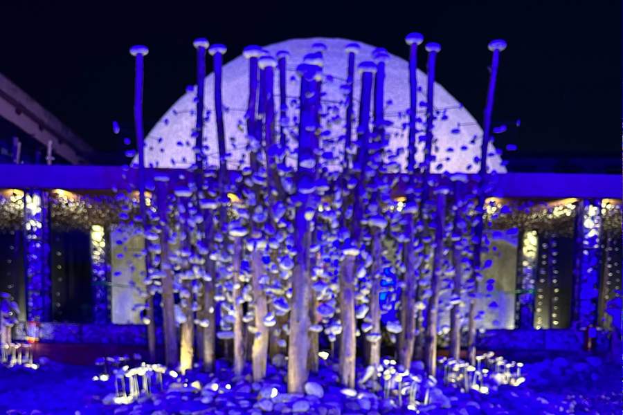 প্রধানত উত্তরবঙ্গের বিভিন্ন নদীতে বিভিন্ন রংঙের পাথর পাওয়া যায় তার দিয়েই শিল্পের আকার দেওয়ার চেষ্টা করা হয়েছে। 