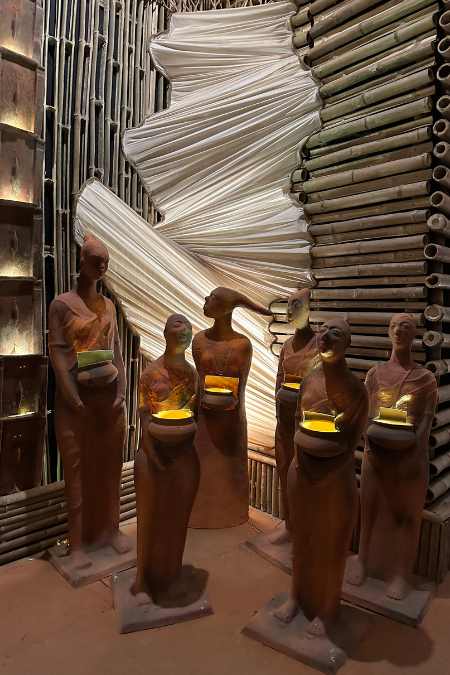 দিনের প্রথম আর শেষ বাস কিংবা ট্রেন এঁদের লড়াইয়ের নির্বাক সাক্ষী হয়ে থেকে যায়। এঁরা বাড়ি-বাড়ি কাজ করে বেড়ান। তাঁদের সম্মান জানাতেই এই বছরের বেহালা ক্লাব সর্বজনীনের ভাবনা ‘ভাত কাপড়’।