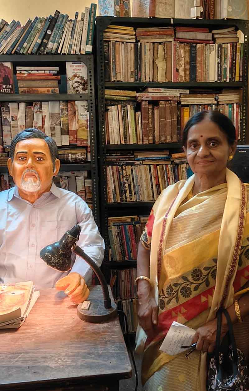 উদ্বোধনে এসে মণ্ডপে স্বামী সন্দীপ দত্তের মূর্তির পাশে মীরা দত্ত।