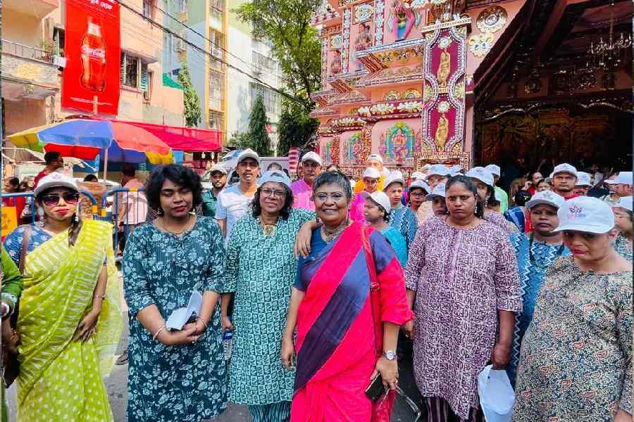 মনো-সমাজকর্মী রত্নাবলী রায়ের সঙ্গে শহরের এক পুজোয় ‘প্রত্যয়’-এর আবাসিকেরা।