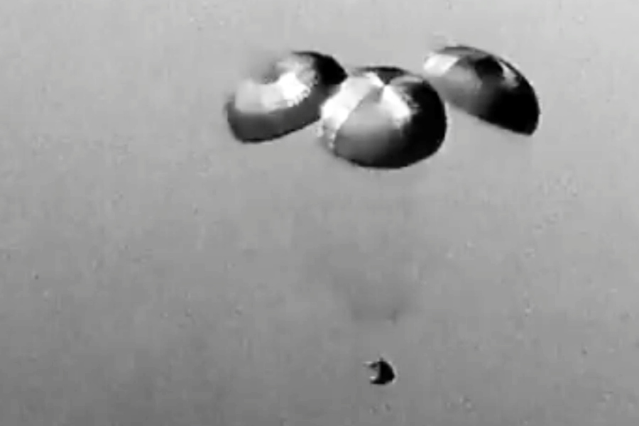 বঙ্গোপসাগরে নামছে প্যারাসুট।