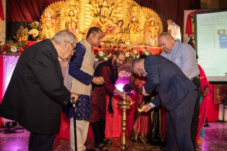  দশমীর দিন সিঁদুর খেলা হয়। তবে ঢাকের দেখা মেলে না। ‘ঢাকের মিউজিক’  বাজে।মালটায় জলে ঠাকুর বির্সজন দেওয়াতে নিষেধাজ্ঞা আছে। তাই প্রতিমা এখানে সংরক্ষিত রাখা হয়।এই প্রতিবেদনটি ‘আনন্দ উৎসব’ ফিচারের একটি অংশ।