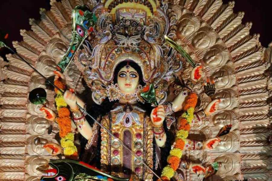 কলকাতার কুমোরটুলি থেকে দেবীর মূর্তি গিয়েছে ওখানে। প্রতিমা-শিল্পী মিন্টু পাল।