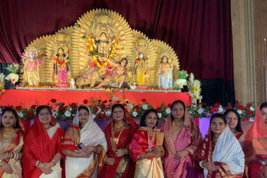  এ বার অষ্টমী যেহেতু রবিবার পড়েছে তাই, অফিস,  স্কুল সব ছুটি। তবে সপ্তাহের অন্য দিনে পুজো পড়লে সদস্যরা ছুটি নিয়েই মায়ের আরাধনা করেন।