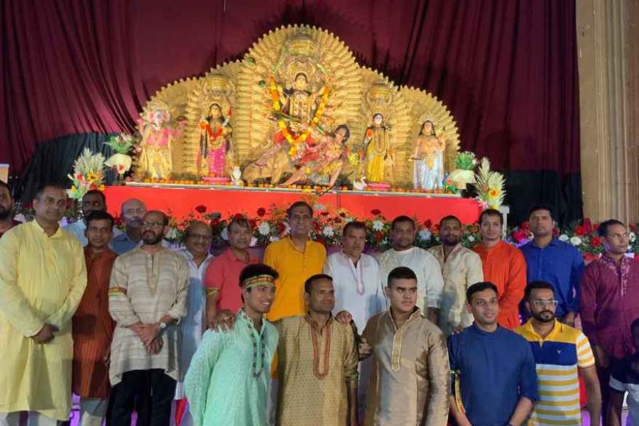 বিভিন্ন বাধা-বিপত্তি কাটিয়ে বাঙালি সংগঠন এখানে নিজেদের পুজো করে। যদিও নানা বাধা থাকায়, পুজোর সব নিয়ম তারা পালন করতে পারেন না। তবে ভক্তির কোনও খামতি থাকে না বলে দাবি তাঁদের।