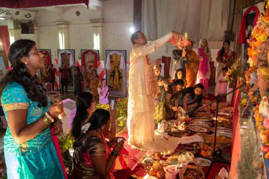 অষ্টমীর দিনের পুজো সবার জন্য খুলে দেওয়া হয়। অন্য দিনগুলিতে শুধু বাঙালি সংগঠনের সদস্যরা পুজোয় যেতে পারেন।