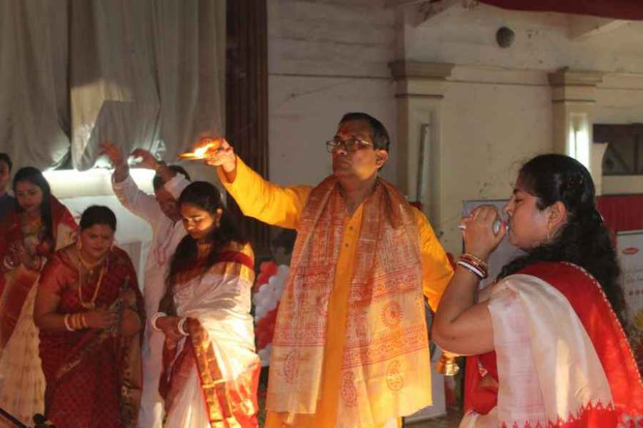 নবমীর দিন গুজরাতি সংগঠনের সদস্যরা এখানকার বাঙালিদের সঙ্গে মিলে ডান্ডিয়ায় অংশ নেয়। 