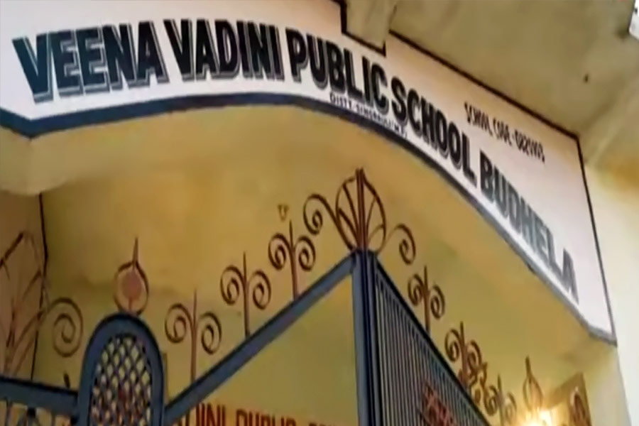 Veena Vadini Public School is the only ambidextrous school in India where students can write using both hands together