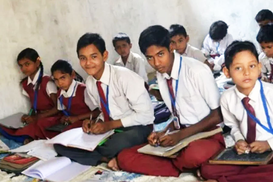Veena Vadini Public School is the only ambidextrous school in India where students can write using both hands together
