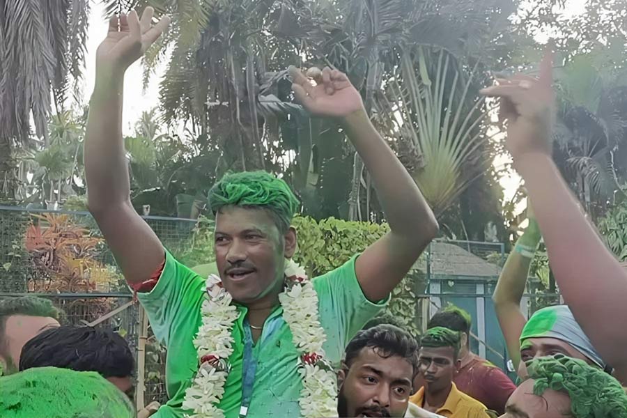 জিতে গিয়েছেন ধরে নিয়ে আবির খেলাও শুরু করে দিয়েছিলেন তৃণমূল প্রার্থী মহাদেব মাটি। কিন্তু তার পর সব হিসাব গোলমাল হয়ে যায়।