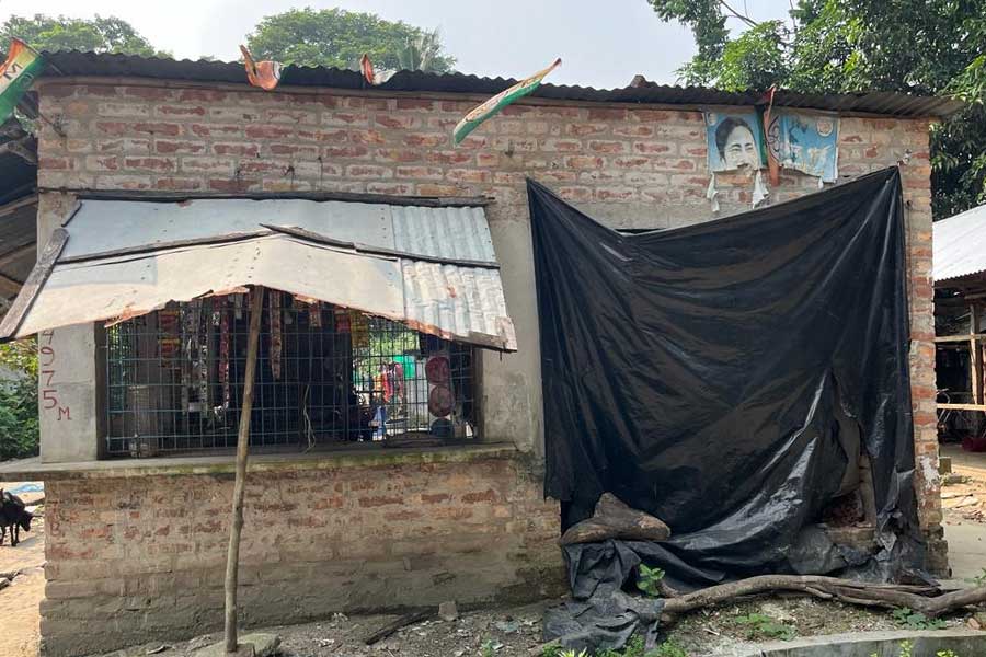 বাড়ির পাশে মহাদেব মাটির মুদির দোকান।